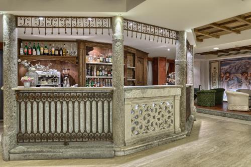 a bar in the middle of a room at BV Grand Hotel Assisi in Assisi