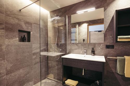 a bathroom with a sink and a shower at HoferVals in Valles