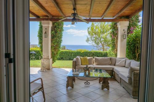 een woonkamer met een bank en een tafel bij Villa 19 in Santa Cesarea Terme
