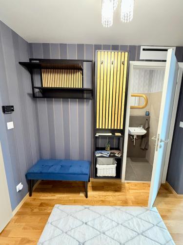 a room with a bunk bed and a blue bench at Andy's apartment in downtown Metropolis with parking in Nivy