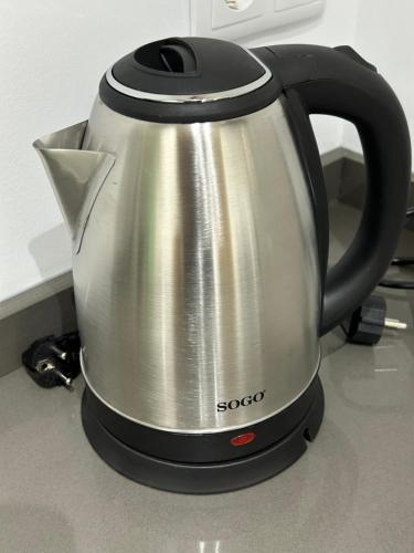 a silver tea kettle is sitting on a counter at Casa Cuatro Esquinas in Utrera