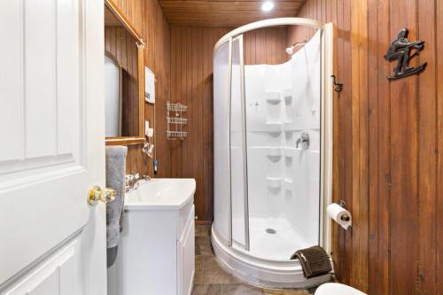 ein Badezimmer mit Dusche, Toilette und Waschbecken in der Unterkunft Margaritaville - Big Space with Lots of fun and Hot Tub 38R in Blue Mountains