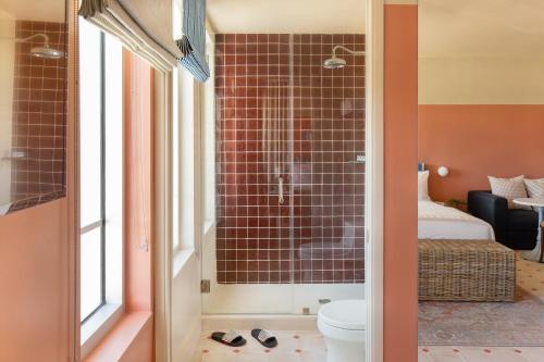 a bathroom with a shower and a toilet in a room at Hotel Trouvail Miami Beach in Miami Beach