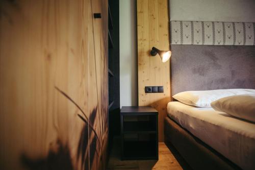 a bedroom with a bed and a lamp on a table at HoferVals in Valles