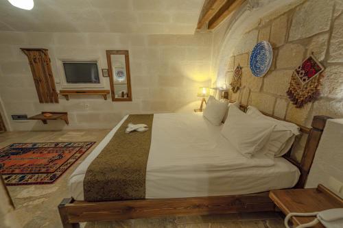 a bedroom with a large bed in a room at Zara Cave Hotel in Goreme