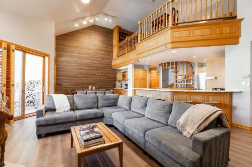 Χώρος καθιστικού στο Strawberry Park True Ski In Ski Out by Vail Realty