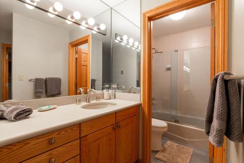 Ένα μπάνιο στο Strawberry Park True Ski In Ski Out by Vail Realty