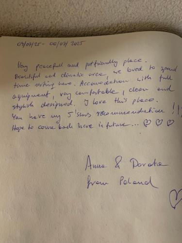 a letter written in purple handwriting on a white paper at Le repos des escargots - Appartement classé 1 à 6 personnes avec jardin ombragé et aménagé in Haguenau
