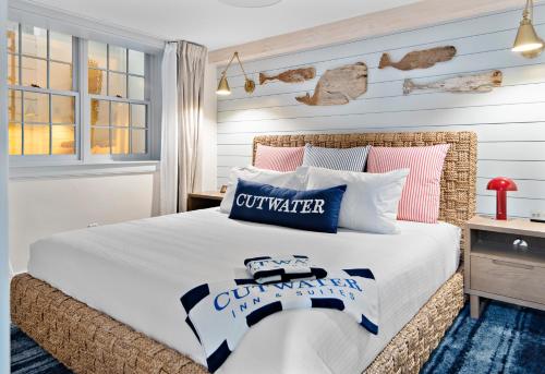 Katil atau katil-katil dalam bilik di Cutwater Inn & Suites