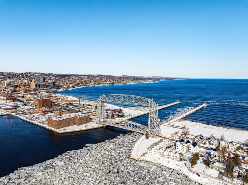 una vista aérea de un puente sobre el agua en Dragestil 713 Duluth Luxury Condos by Heirloom Boutique Collection, en Duluth