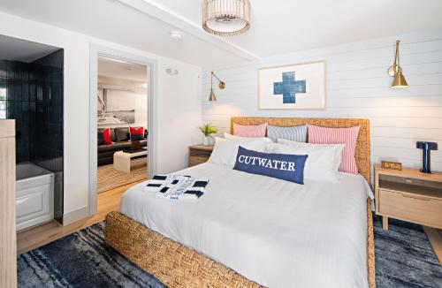 Katil atau katil-katil dalam bilik di Cutwater Inn & Suites