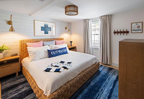 Katil atau katil-katil dalam bilik di Cutwater Inn & Suites