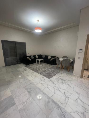 Χώρος καθιστικού στο Ocean park , for married couples and families only , Luxury fully furnished one bedroom flat next to zenata beach with five avialable swimming pool at the compound