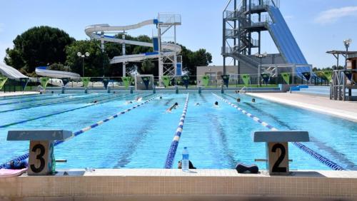 a large swimming pool with people in it at RétroMirabeau - CHAMBRE Suite & APPARTEMENTS de Charme - Localisation Prémium in Narbonne