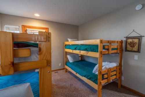 Un dormitorio con dos literas en una casa. en RR-Hideaway_Down_Cyn 105, en June Lake