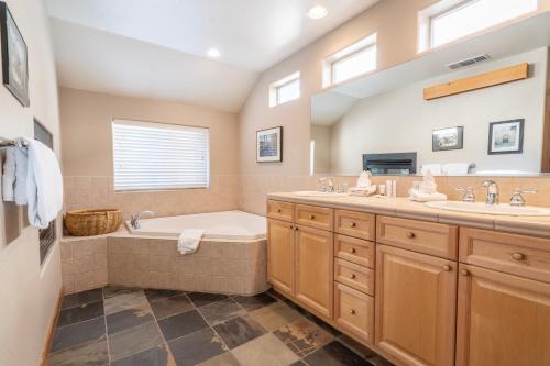 un baño con bañera y lavabo en RR-Hideaway_Down_Cyn 105, en June Lake