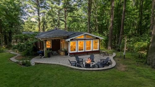 une petite maison avec un patio et un foyer dans l'établissement Wonderwood Cottage, à Sawyer