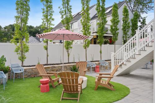 Taman di luar Cutwater Inn & Suites