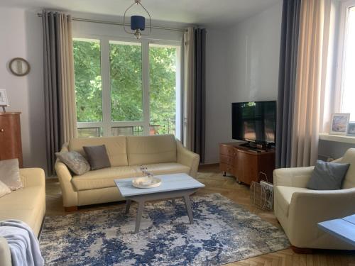 Televisyen dan/atau pusat hiburan di Wielki Błękit Apartament z salonem i dwiema sypialniami