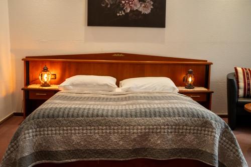 Ένα ή περισσότερα κρεβάτια σε δωμάτιο στο Das kleine Landhotel im Fichtelgebirge