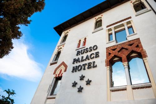 a building with the ruedo blakes hotel at Hotel Russo Palace in Venice-Lido