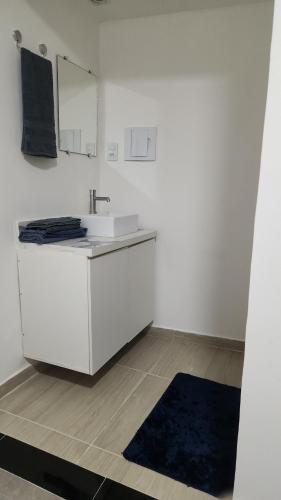 Η κουζίνα ή μικρή κουζίνα στο Manaira Suite 01