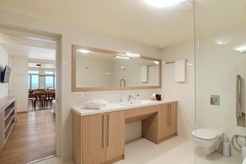 Koupelna v ubytování Kormoranos-Hydrobates Waterfront Villa