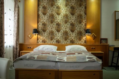 Ένα ή περισσότερα κρεβάτια σε δωμάτιο στο Das kleine Landhotel im Fichtelgebirge
