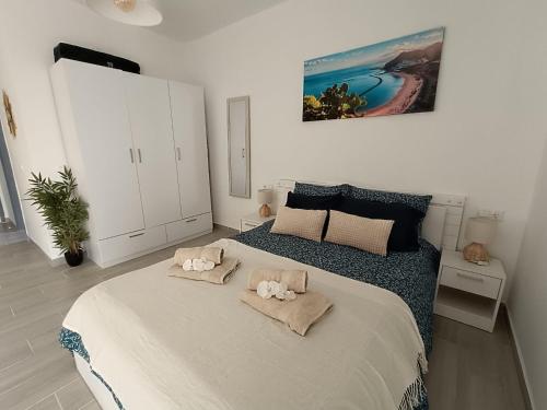 a bedroom with a bed with two towels on it at Dream Ocean Sunset in Playa Paraiso