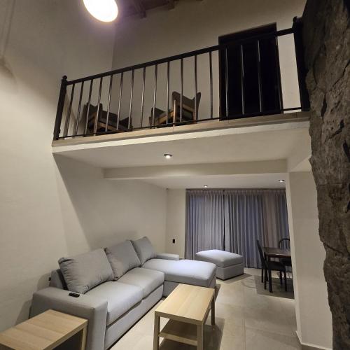a living room with a couch and a table at Cabañas los Cedros in Santiago Oxtempan