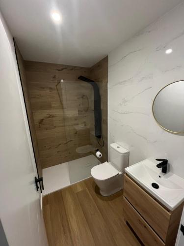 a bathroom with a toilet and a sink and a shower at Playa centro Sada 4 dormitorios in Sada