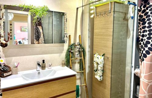 a bathroom with a sink and a shower at Appartement spacieux, vue imprenable in Roquebrune-Cap-Martin