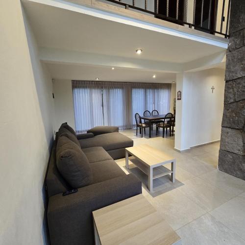 a living room with a couch and a table at Cabañas los Cedros in Santiago Oxtempan