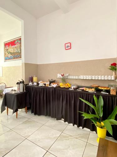 a buffet line with tables with food on them at Hotel Avenida Bauru in Bauru