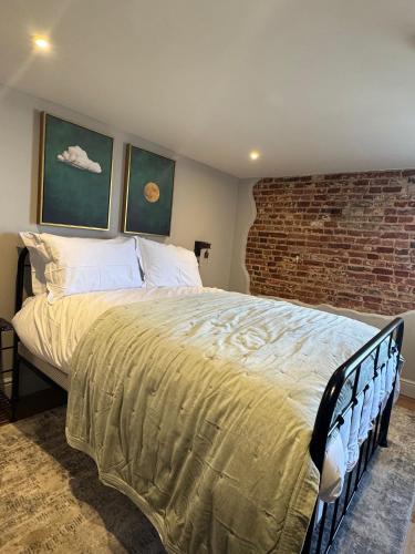 Una cama o camas en una habitación de Stay at Plattens