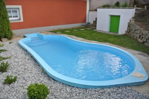 una piscina en el patio de una casa en Chalupa Hanička, en Štěměchy