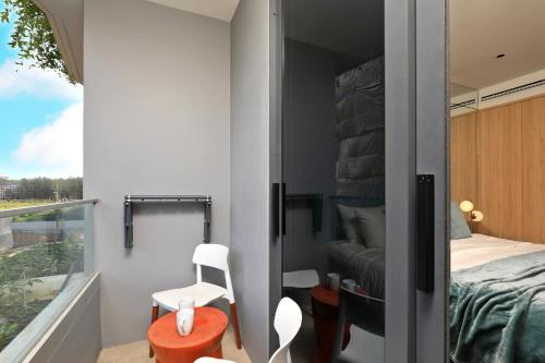 Ένα ή περισσότερα κρεβάτια σε δωμάτιο στο 1bdr New Apartment near Layan Beach