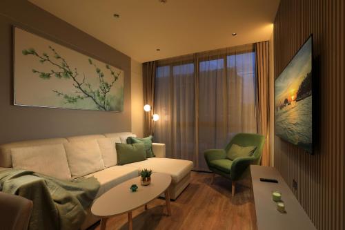Χώρος καθιστικού στο 1bdr New Apartment near Layan Beach