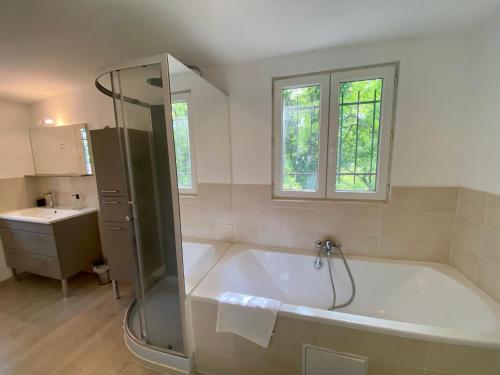 a bathroom with a bath tub and a sink at Villa de vacances nichée dans la Garrigues, à 10 minutes d'Avignon in Villeneuve-lès-Avignon