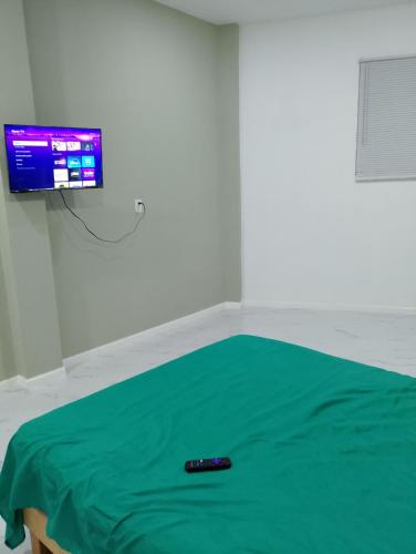 a remote control sitting on a bed in a room at Paraíso Relajante en Cuautla Morelos in Cuautla Morelos