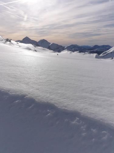 a large field of snow with mountains in the background at Le flocon in Allos