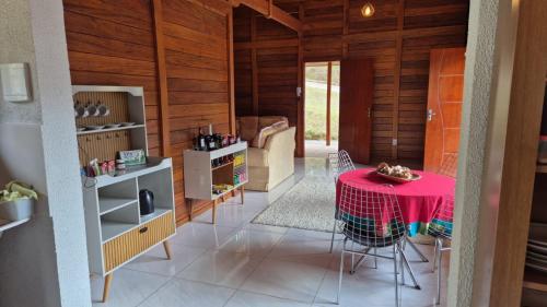 ein Zimmer mit einem Tisch mit einem roten Tischtuch darauf in der Unterkunft Eco Cabana Mantiqueira in Queimada