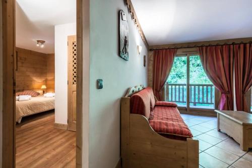 Cet appartement comprend une chambre avec un lit et une fenêtre. dans l'établissement Les Chalets Du Gypse - LES CHALETS DU GYPSE C12 MAE-3811, à Saint-Martin-de-Belleville