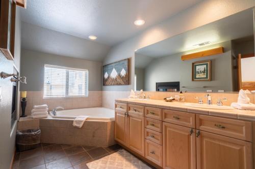 ein Badezimmer mit Badewanne und Waschbecken in der Unterkunft Hideaway Down Canyon #101 in June Lake