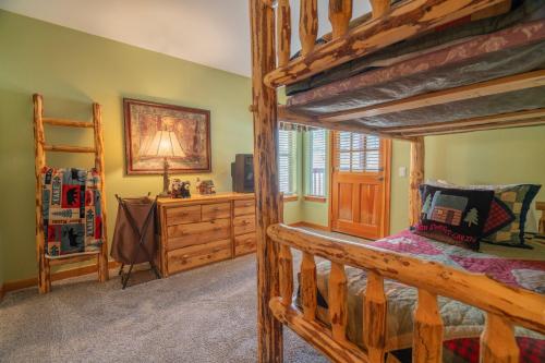 ein Schlafzimmer mit einem Etagenbett aus Holz und einer Leiter in der Unterkunft Hideaway Down Canyon #101 in June Lake