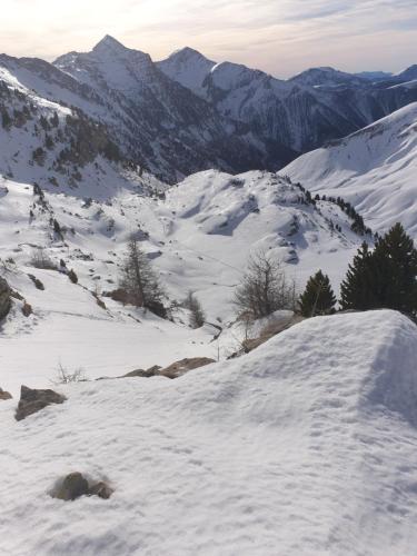 a snow covered mountain with mountains in the background at Le flocon in Allos