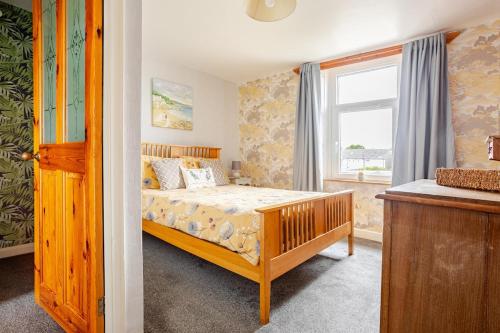 Voodi või voodid majutusasutuse Cosy, coastal cottage- Beach, Pub and shop nearby toas