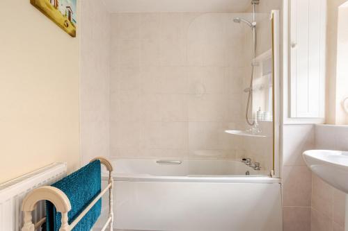 Vannituba majutusasutuses Cosy, coastal cottage- Beach, Pub and shop nearby