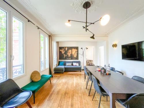 Urban Flat 99 - Spacious 6 BDR Apartment in Paris