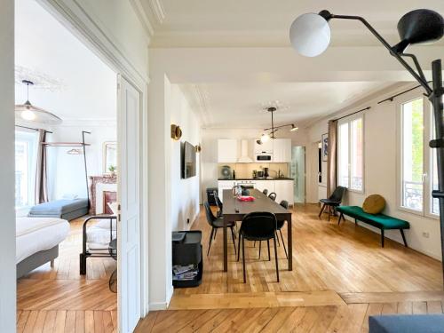 un salon et une salle à manger avec une table et des chaises dans l'établissement Urban Flat 99 - Spacious 6 BDR Apartment in Paris, à Paris